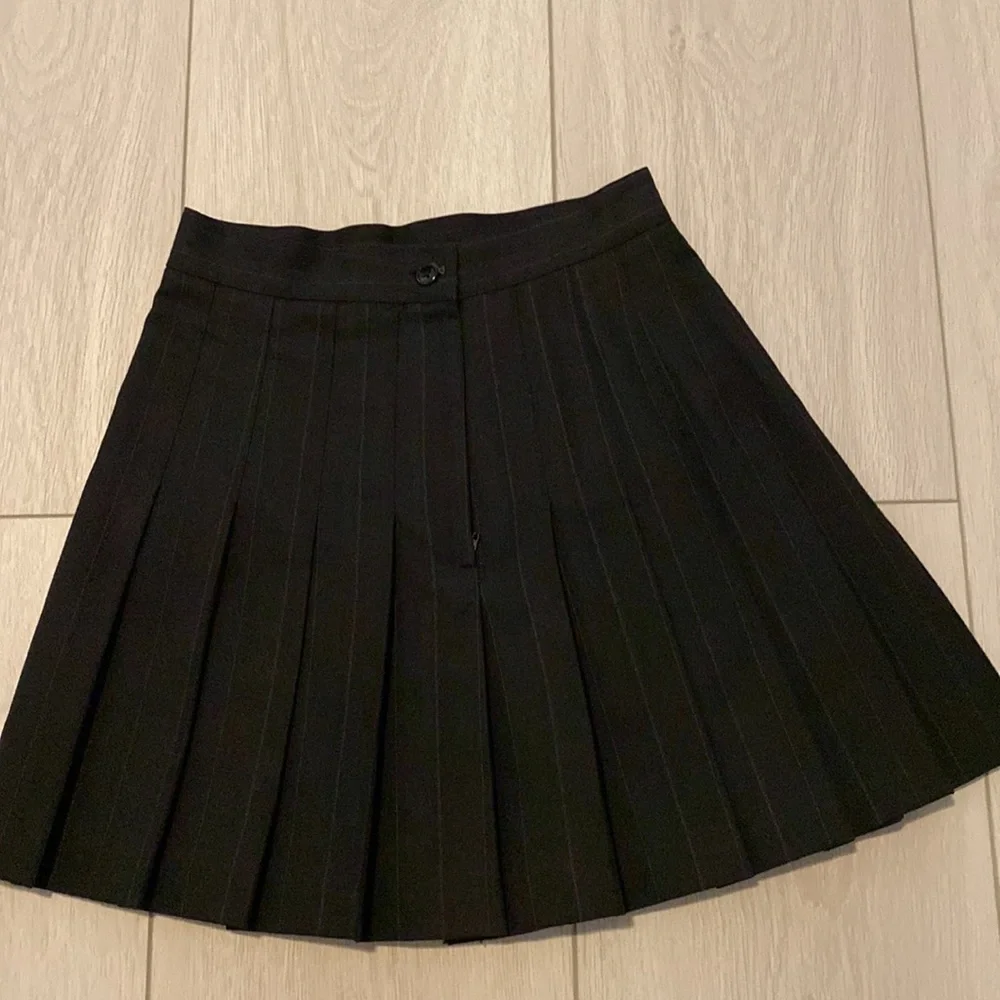 Black Pleated Mini Skirt - Picture 4 of 5